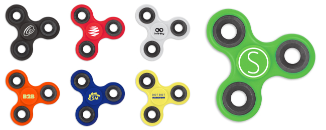Ejemplos de fidget spinners personalizados con diferentes logos.