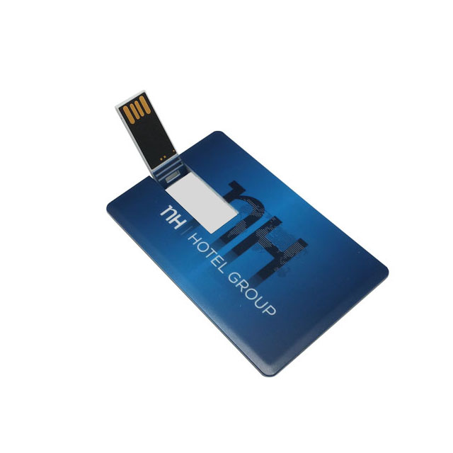 Memoria USB personalizada de tipo tarjeta de crédito, en la imagen podemos observar su fácil mecanismo para el uso de la memoria