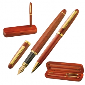 Set de bolígrafo y pluma en estuche de cerezo.