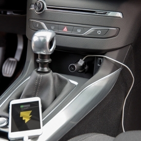 Cargador coche con auriculares inalámbricos integrados