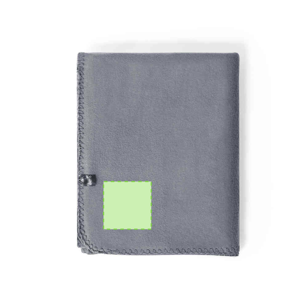 Manta en polar fleece RPET de 200 g/m² con funda de cordón a juego en RPET y distintivo en etiquetas