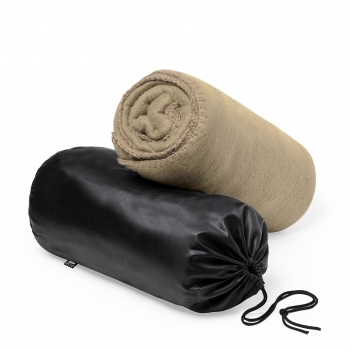 Manta en polar fleece RPET de 200 g/m² con funda de cordón a juego en RPET y distintivo en etiquetas