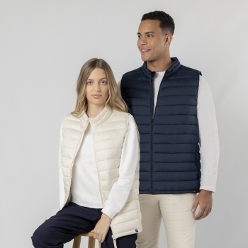 Chaleco Rostol adulto RPET acolchado efecto pluma — 100% poliéster RPET extra ligero resistente al agua, bolsillos cremallera, distintivo RPET