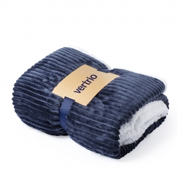 Manta bicolor de coral fleece y sherpa de 440 g/m² — la más cálida y gruesa del catálogo, con lámina de cartón reciclado