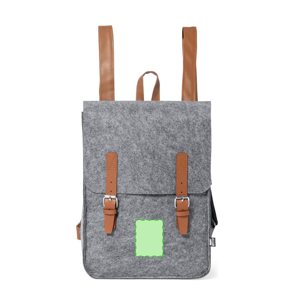 Mochila de fieltro RPET con solapa ajustable, hebilla metálica, cintas polipiel y distintivo RPET