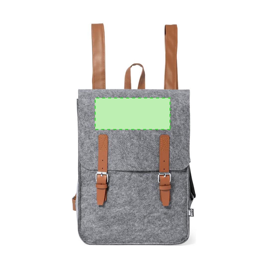 Mochila de fieltro RPET con solapa ajustable, hebilla metálica, cintas polipiel y distintivo RPET