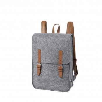 Mochila de fieltro RPET con solapa ajustable, hebilla metálica, cintas polipiel y distintivo RPET
