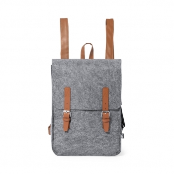 Mochila de fieltro RPET con solapa ajustable, hebilla metálica, cintas polipiel y distintivo RPET