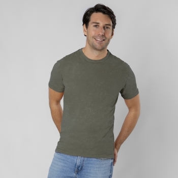 Camiseta Sury adulto — 100% algodón Ring Spun 150 g/m² con efecto lavado jeans único e irrepetible, cuello canalé 2x2