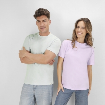 Camiseta Guim adulto — 100% algodón orgánico Ring Spun 150 g/m², colores pastel, cuello canalé 2x2, etiqueta Organic Cotton