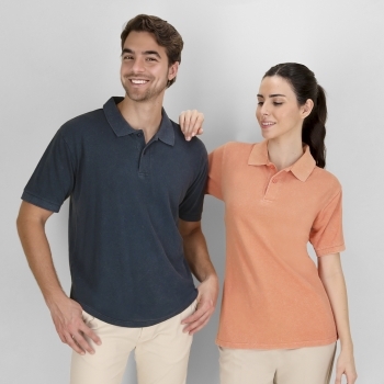Polo Ken adulto — 100% algodón Ring Spun piqué 180 g/m² con efecto lavado jeans único, detalle contraste en cuello y mangas