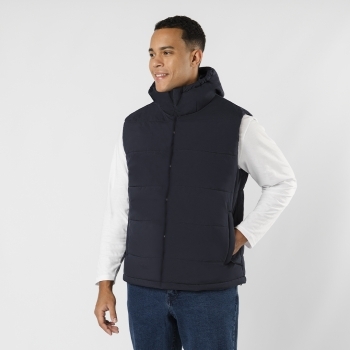 Chaleco Brooke adulto acolchado — 100% poliéster ligero con construcción horizontal acolchada, capucha fija, doble cierre cremallera y corchetes, tallas XS-XXL