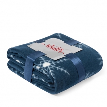 Manta navideña Landak polar fleece 200 g/m² — 130x160 cm roja con motivos navideños en blanco, anti-pilling, presentada con cartón plateado y cinta lazo