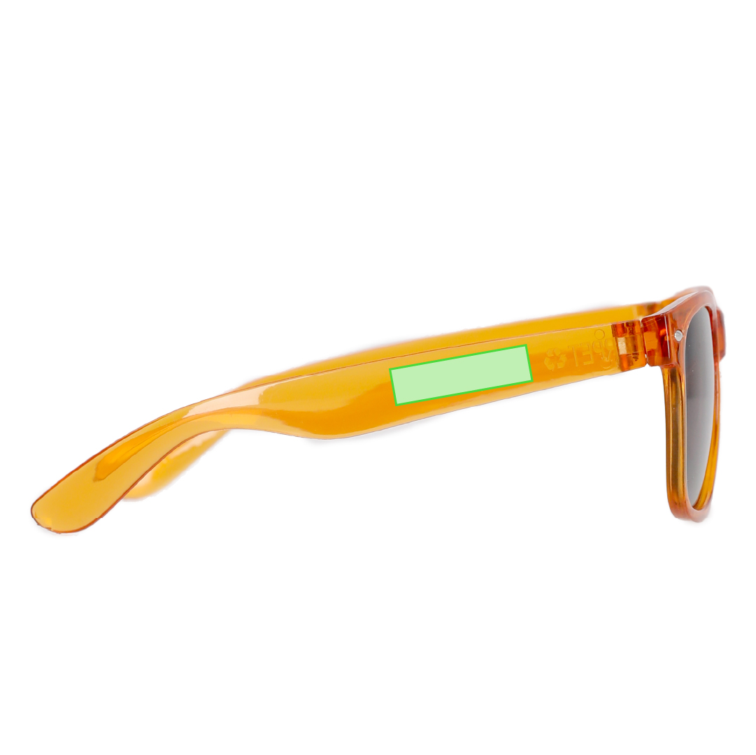 Gafas de sol UV400 en RPET con montura translúcida, detalles metálicos y distintivo RPET en patilla — lentes negro