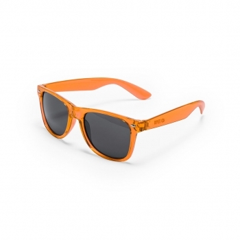 Gafas de sol UV400 en RPET con montura translúcida, detalles metálicos y distintivo RPET en patilla — lentes negro