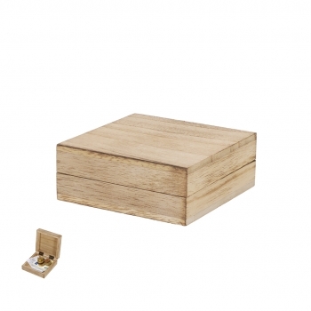 Caja de presentación de madera natural con cierre magnético y bisagras metálicas