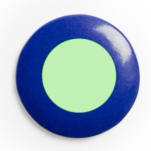 Pin de acabado brillante en colores vivos con cierre de imperdible